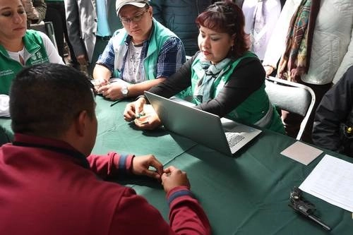 La Secretaría de Gobierno de la Ciudad de México instaló en el atrio de la catedral de Iztapalapa, conocida como El Señor de la Cuevita, un módulo del programa Sí al desarme, sí a la paz. Las autoridades confían en obtener 4 mil 500 armas largas y cortas, entre otras. Tan sólo en esta demarcación se prevé recuperar mil 500. Foto José Antonio López