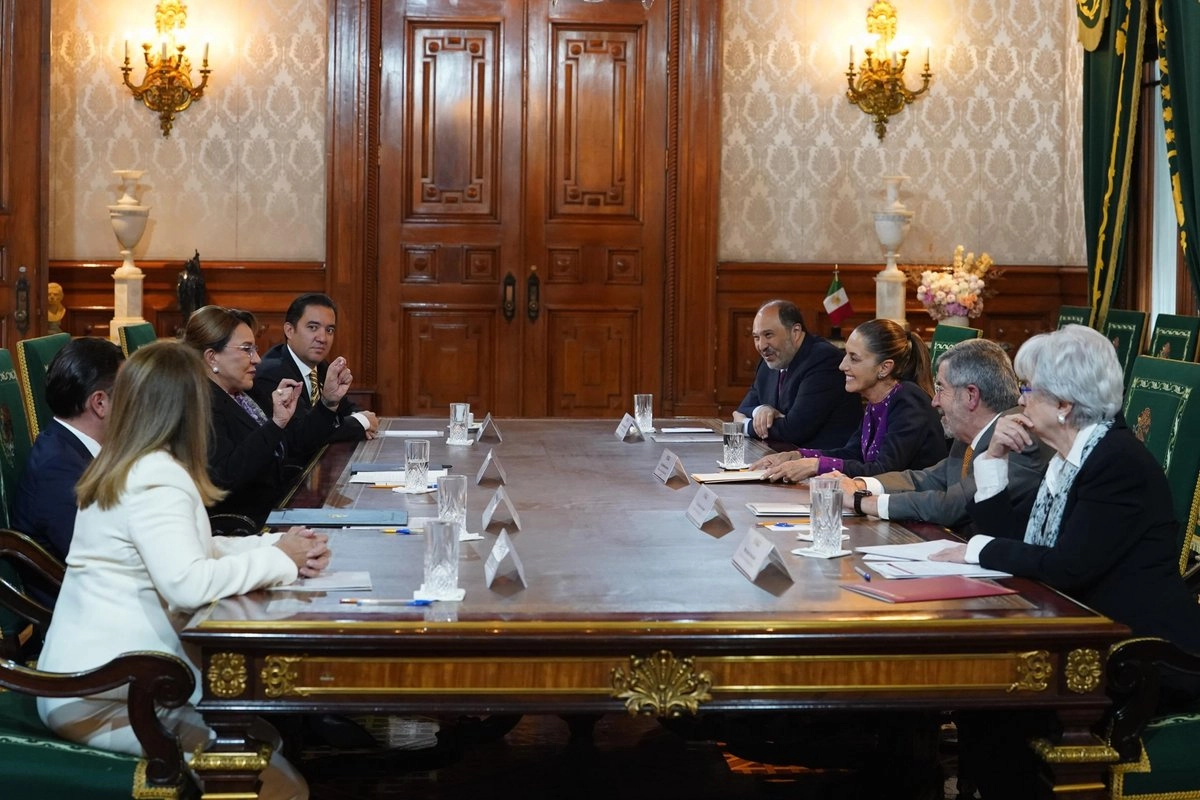 La presidenta Claudia Sheinbaum e integrantes de su equipo (derecha) y la presidenta de Honduras y una comitiva dialogaron ayer en Palacio Nacional. 
