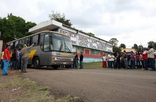 Estudiantes normalistas de Michoacán enfrentarán un proceso penal por retener vehículo de empresa privadas. Foto La Jornada