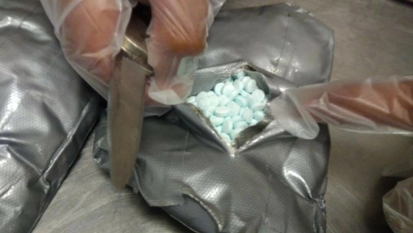 Fueron vinculados a proceso siete detenidos en Mexicali, Baja California, en posesión de 340 mil 700 pastillas de fentanilo, armas y metanfetamina. Foto cortesía de Sedena / Archivo 