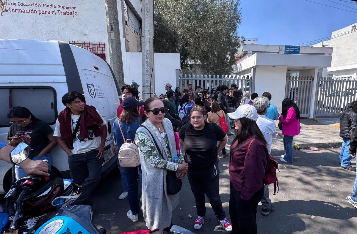 Familiares y amigos de personas detenidas durante la marcha de la Generación Z, en el Zócalo capitalino, permanecieron afuera de la agencia del MP Cuau 1, ubicada en la zona de tlateloco, el 17 de Noviembre de 2025. Foto 

