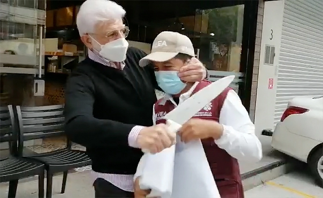 La reacción del señor Tabe se hizo viral luego de que los verificadores colocaron sellos. Foto tomada de redes sociales 



