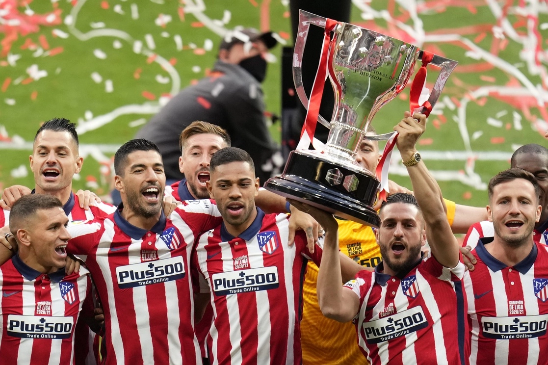 Jugadores del Atlético de Madrid celebran tras recibir el trofeo que los acredita como campeones de la temporada 2020-2021 de La Liga. Foto Ap