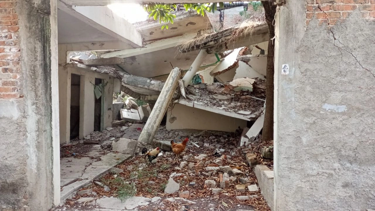 Un inmueble del norponiente de Chilpancingo totalmente destruido tras un deslizamiento de tierra. 