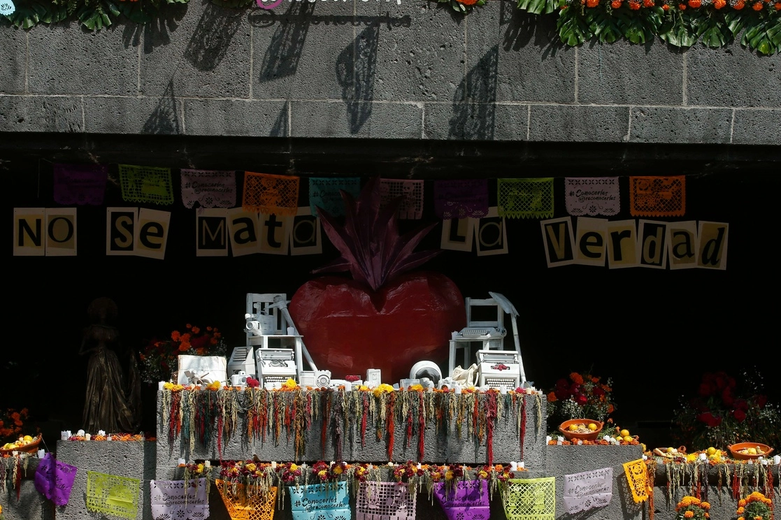 Ofrenda dedicada a los periodistas asesinados en México, en el Monumento a la Revolución. Foto Alfredo Domínguez

