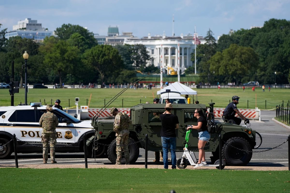Oficiales de la Policía Metropolitana de Washington y soldados de la policía militar de la Guardia Nacional del Distrito de Columbia vigilan la Casa Blanca. Foto
