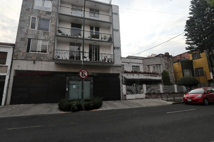 El inmueble de la calle Petén 329, colonia Narvarte, es uno de los 130 asegurados por la FGJ relacionados con la red de corrupción en el sector bienes raíces de Benito Juárez. Foto Marco Peláez 
