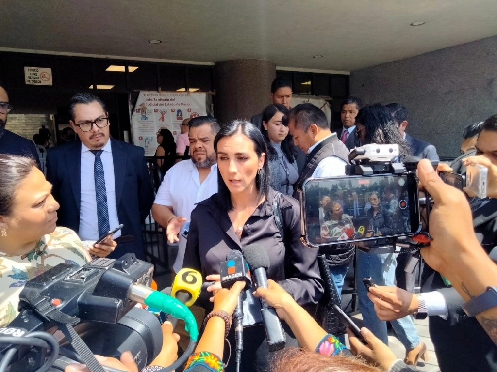 Victoria Figueiras, madre de una niña de 4 años víctima de abuso sexual, ayer en entrevista afuera de los Juzgados de lo Familiar, en el municipio de Atizapán de Zaragoza, estado de México. Foto Silvia Chávez González