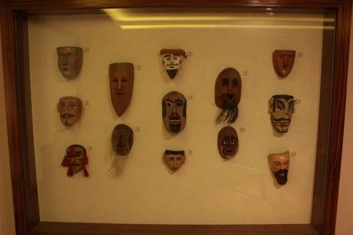 Una parte mínima de la colección se exhibe en vitrinas del instituto. Foto Justine Monter-Cid