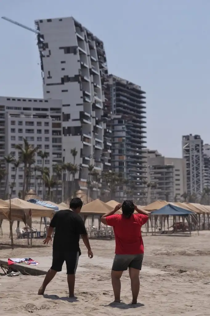 En recorrido por Acapulco, los estragos que dejó el huracán aún se observan. En Pie de la Cuesta el sentir es que el apoyo que dio el gobierno federal fue clave para su recuperación. En la zona Diamante (imagen), los majestuosos edificios muestran la devastación. Hoy inauguran el Tianguis Turístico y en una semana la Convención Bancaria. Foto M. Peláez


