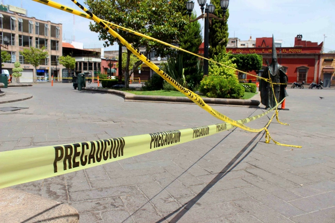 Plaza pública en el centro de San Luis Potosí fue acordonada para avitar aglomeraciones de personas para evitar la propagación de Covid-19. Foto Cuartoscuro / Archivo