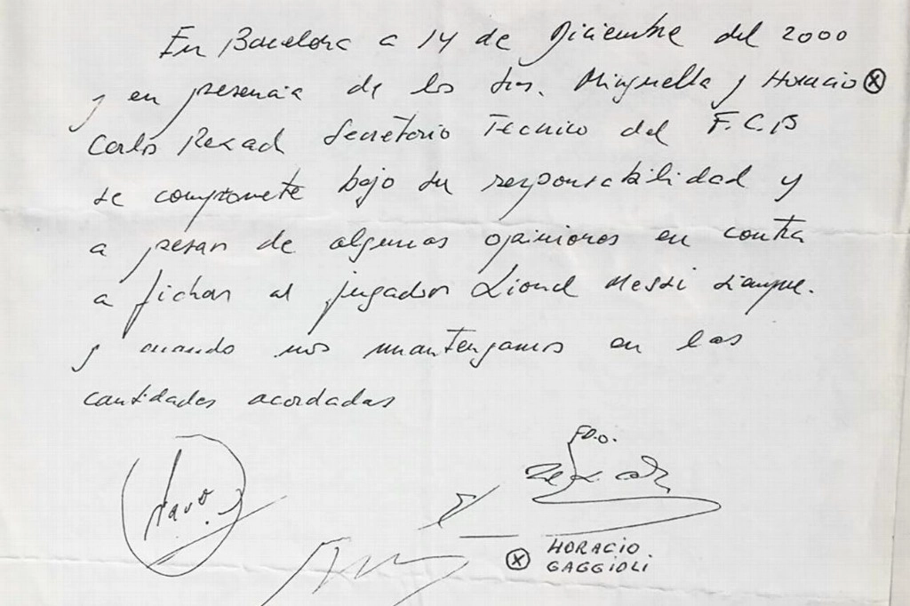 El objeto se firmó en diciembre de 2000, cuando Carles Rexach, entonces director deportivo, acordó con Jorge Messi, padre del astro argentino y el agente Horacio Gaggioli, reclutar al futbolista albiceleste que se convertiría en el máximo goleador de todos los tiempos del club. Foto tomada de X.