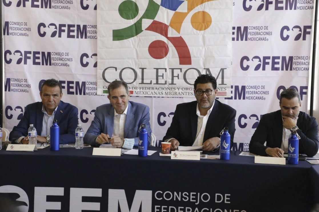 Francisco Moreno, director del Consejo de Federaciones Mexicanas (Cofem); Lorenzo Córdova, titular del INE, y Reyes Rodríguez, presidente del TEPJF, durante un acto el viernes en Los Ángeles. Foto tomada de Twitter