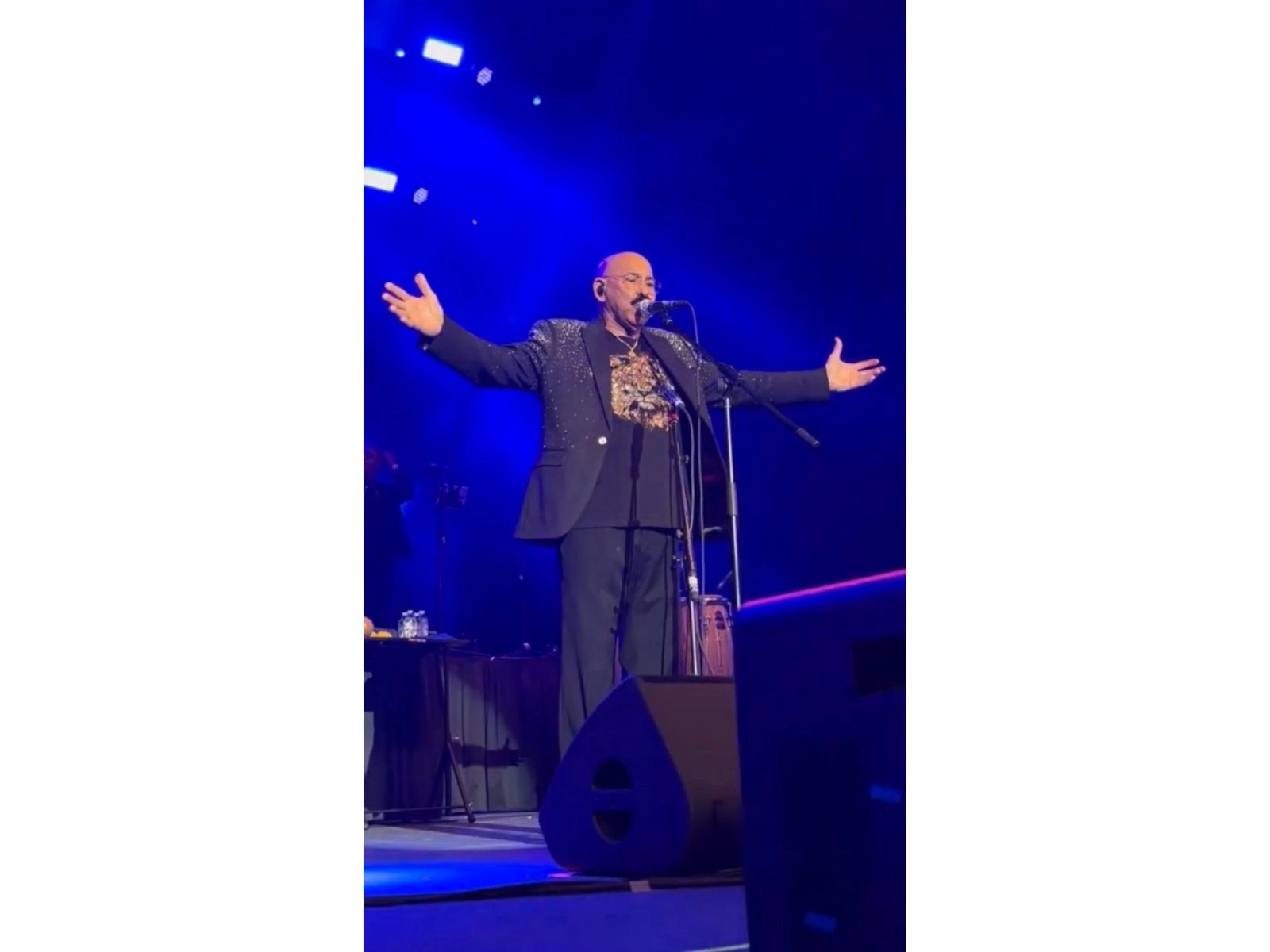 Con ‘Llorarás’ abrió la velada, en la que se escuchó fusión de géneros. Foto tomada de la red X del Auditorio Nacional y Ana Mónica Rodríguez 