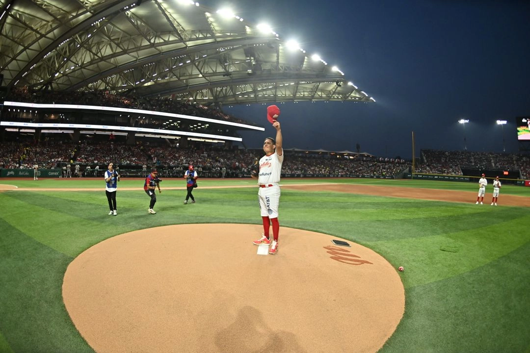 Arturo López, de 42 años e histórico 'pítcher' de los Diablos Rojos, subió ayer por última vez al diamante para dar cerrojazo a su carrera de pelotero. Foto Cortesía 
