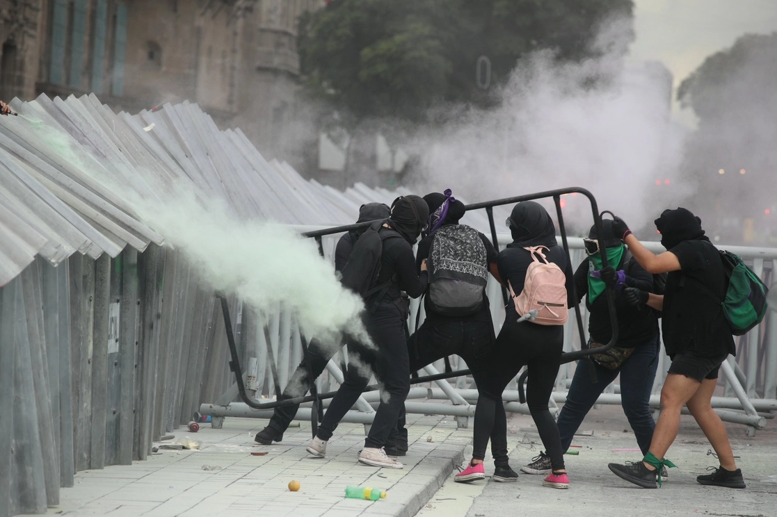 Más de 30 personas resultaron lesionadas durante la marcha en CDMX por el día de la acción global por el Aborto Legal. Foto María Luisa Severiano