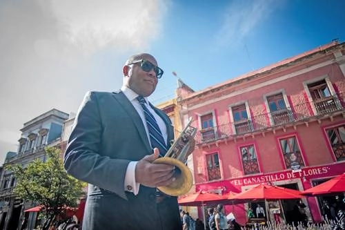 Wynton Marsalis camina por las calles de Guanajuato, en el contexto de la edición de oro del Cervantino, al que acudió para dar un concierto acompañado por la Jazz at Lincoln Center Orchestra, en la Alhóndiga de Granaditas. Foto Manuel Sánchez / FIC