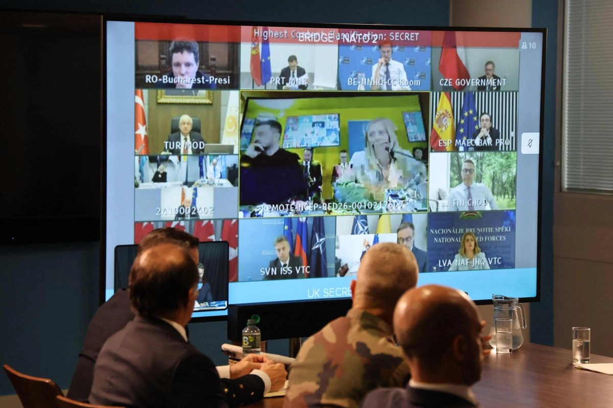Los líderes de la OTAN aparecen en una pantalla mientras participan en una videoconferencia durante una reunión de la Coalición de la Voluntad en una base militar en la sede de Northwood, en el noroeste de Londres, el 10 de julio de 2025. Foto 