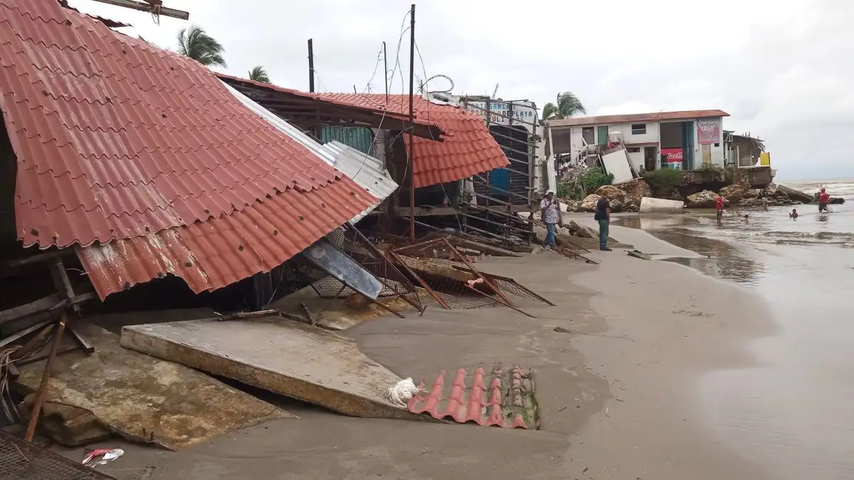 A un año del huracán John, comerciantes y restauranteros de Revolcadero solamente han sumado pérdidas, debido a la ausencia de la franja de arena.