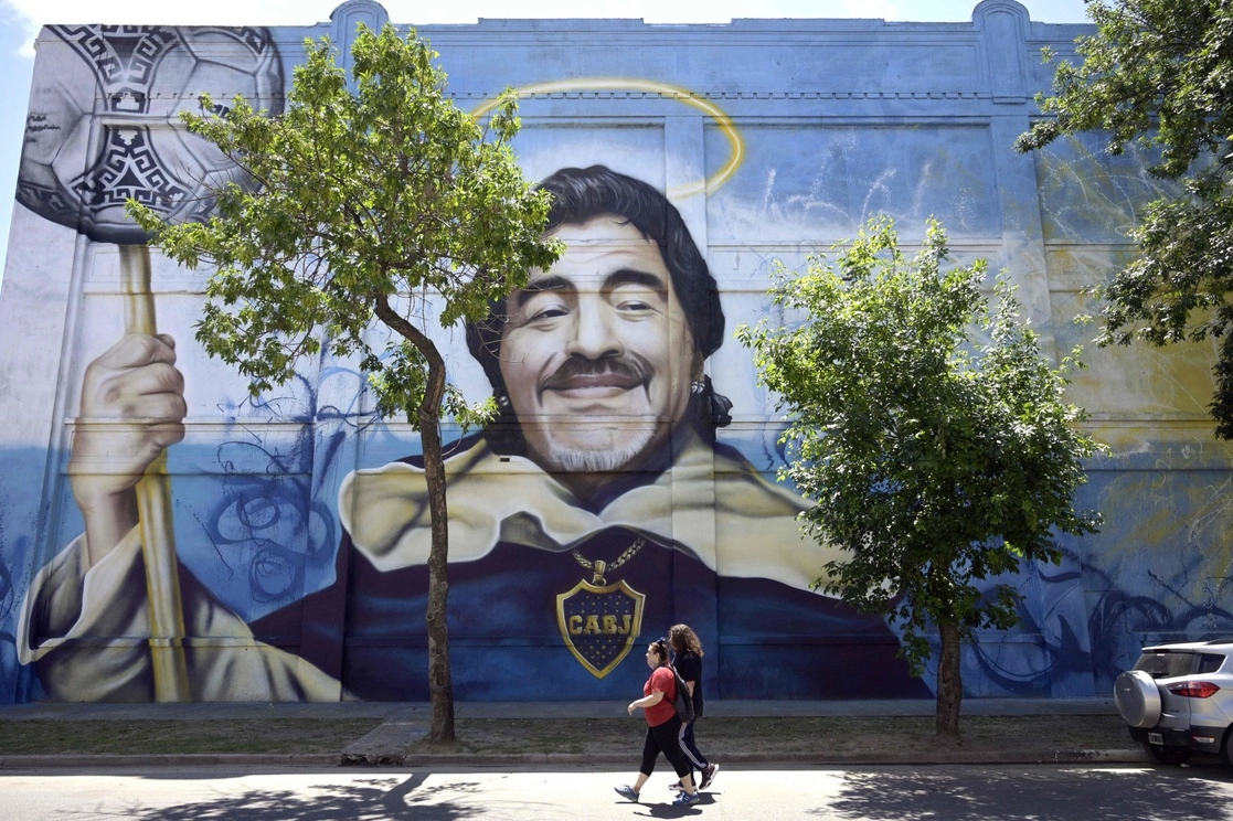 El mural San Diego, patrono del barrio de La Boca, pintado por Alfredo Segatoria afuera de una fábrica en Buenos Aires, el 4 de noviembre de 2021. Foto Afp