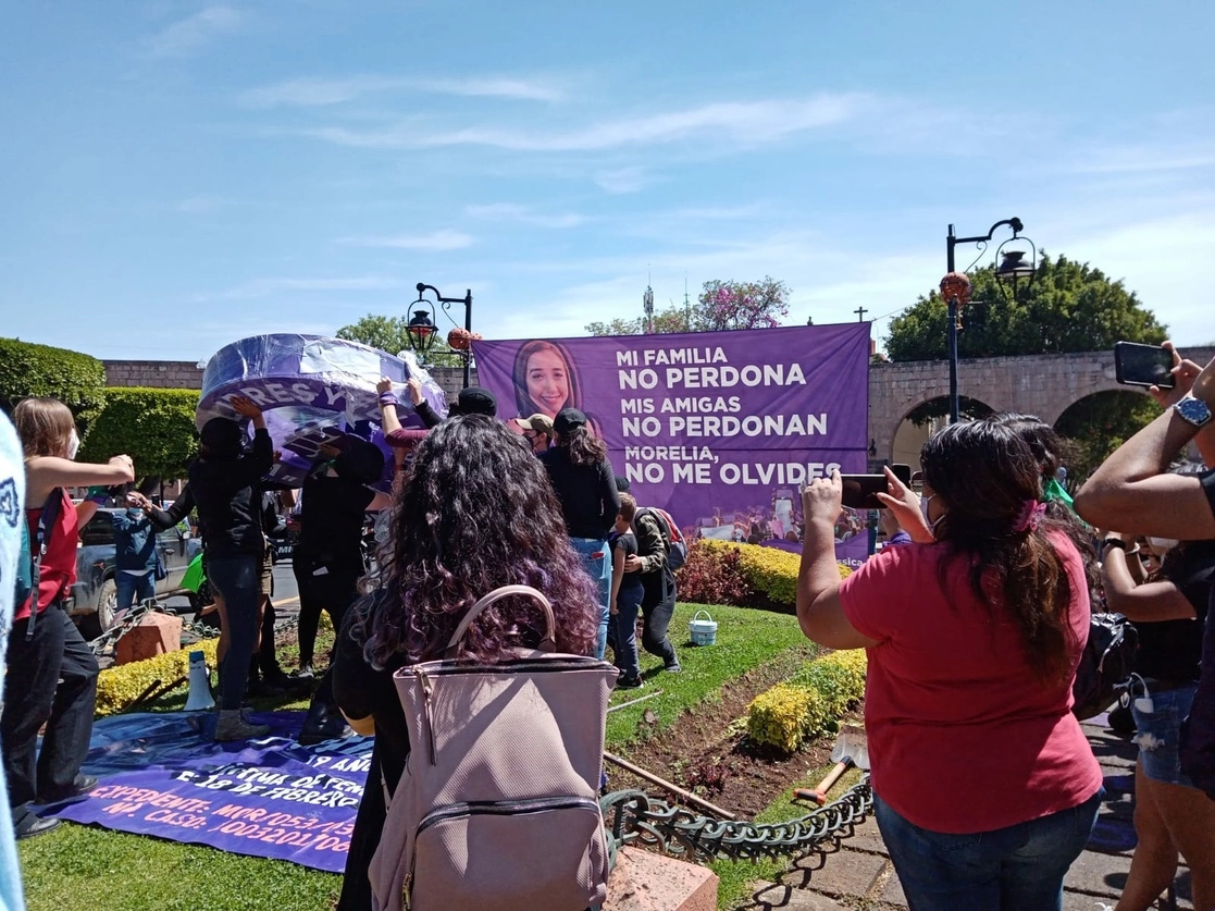 Al cumplirse un año de haber hallado el cuerpo de la joven educadora Jessica González, familiares y amigos se manifestaron para exigir justicia porque el presunto responsable de los hechos, Diego “N”, parece estar protegido por las autoridades. Foto Ernesto Martínez Elorriaga / Archivo
