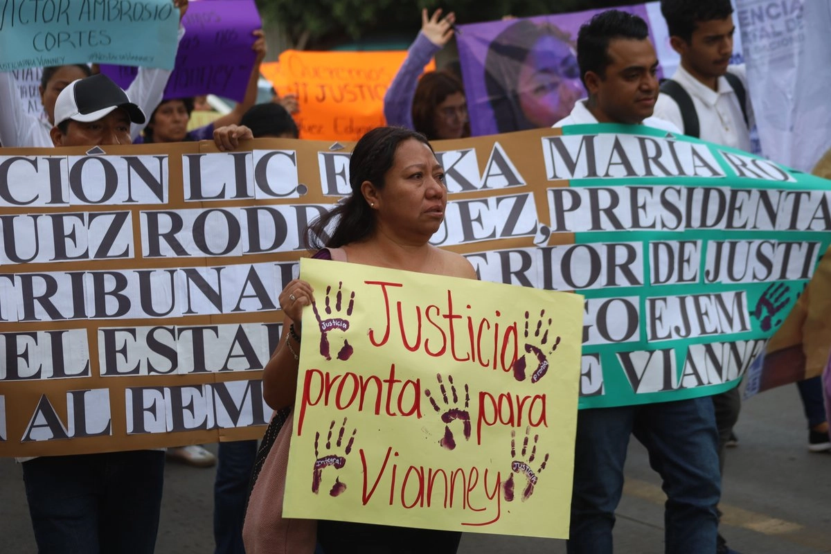Pese a las pruebas obtenidas a través de la investigación por parte de la FGE de Oaxaca, el juez de la causa, Edgar Luis Santiago ordenó reabrir la investigación, retrasando aún más este caso.