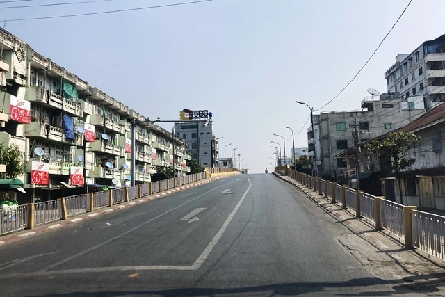 Las calles de las grandes ciudades de Myanmar quedaron vacías, en una silenciosa protesta para desafiar a la junta, en el primer aniversario del golpe de Estado militar. Foto Ap