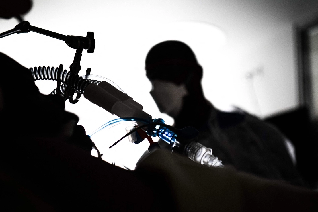 Un trabajador médico atiende a un paciente con coronavirus, en una unidad de terapia intensiva de un hospital de Boylogne, Billancourt, cerca de París, Francia. Foto Afp / Archivo