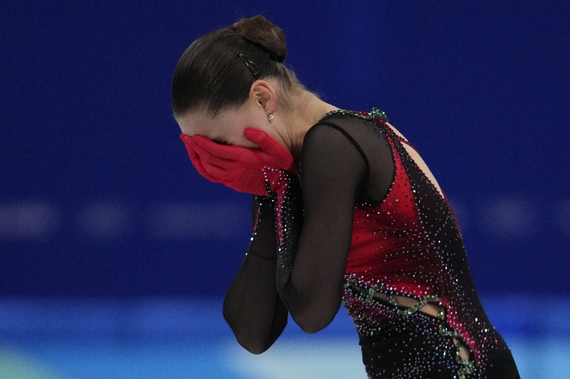 Kamila Valieva, favorita en todos los pronósticos, no pudo ganar el oro de patinaje artístico de los Juegos Olímpicos de Pekín 2022 al terminar en una sorprendente cuarta posición, el 17 de febrero de 2022. Foto Ap