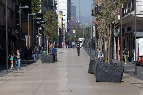 La avenida Francisco I. Madero quedó vacía luego de que se declaró la fase 2 de la contingencia por el Covid-19. Foto LA JORNADA/Pablo Ramos