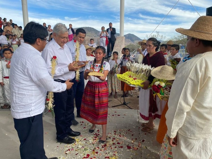 Durante el diálogo con los pueblos otomí y chichimeco, desde Tierra Blanca, Guanajuato. Foto: Presidencia