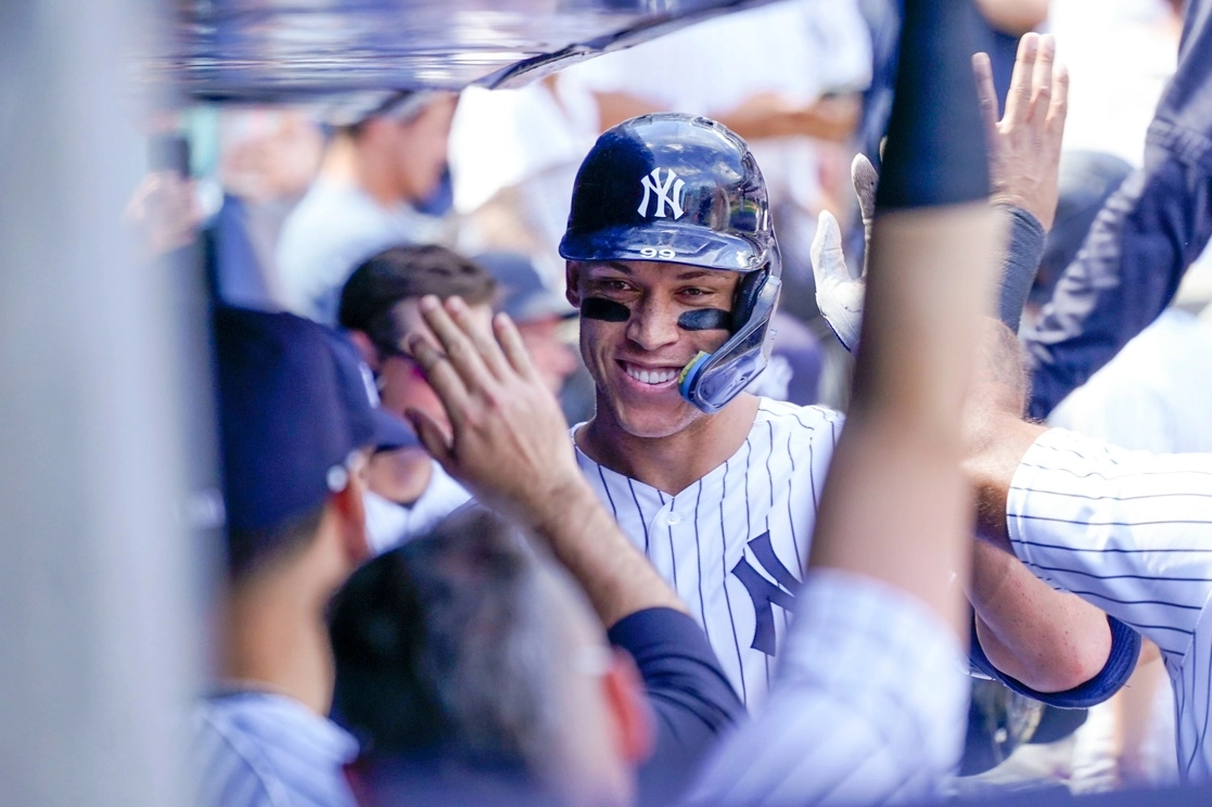 Aaron Judge, de los Yankees de Nueva York, celebra después de conectar un jonrón de dos carreras durante la segunda entrada del partido contra los Reales de Kansas City. Foto Ap