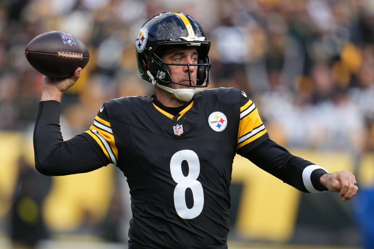 El mariscal de campo de los Pittsburgh Steelers, Aaron Rodgers, lanza contra los Cincinnati Bengals durante la primera mitad de un partido de fútbol americano de la NFL en Pittsburgh, el 16 de noviembre de 2025.