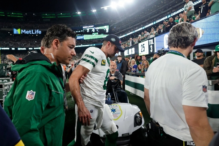 Aaron Rodgers, mariscal de campo de los Jets de Nueva York, al salir del terreno de juego tras su lesión del tendón de Aquiles, que lo hará perderse el resto de la temporada de la NFL. Foto Ap.