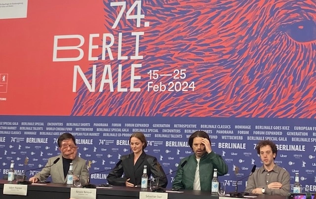 El equipo de la película ‘Un Hombre Diferente’: el actor británico Adam Pearson, Renate Reinsve, Sebastian Stan y el director Aaron Shimberg. Foto Alia Lira Hartmann