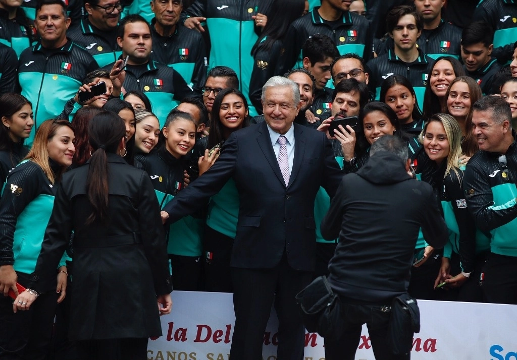 El Presidente ofreció estímulos a los 150 atletas que acudirán a la justa, la cual se inaugura el 20 de octubre. Destacó que en su gobierno se han destinado mil millones de pesos en apoyos al deporte. Foto Cristina Rodríguez



