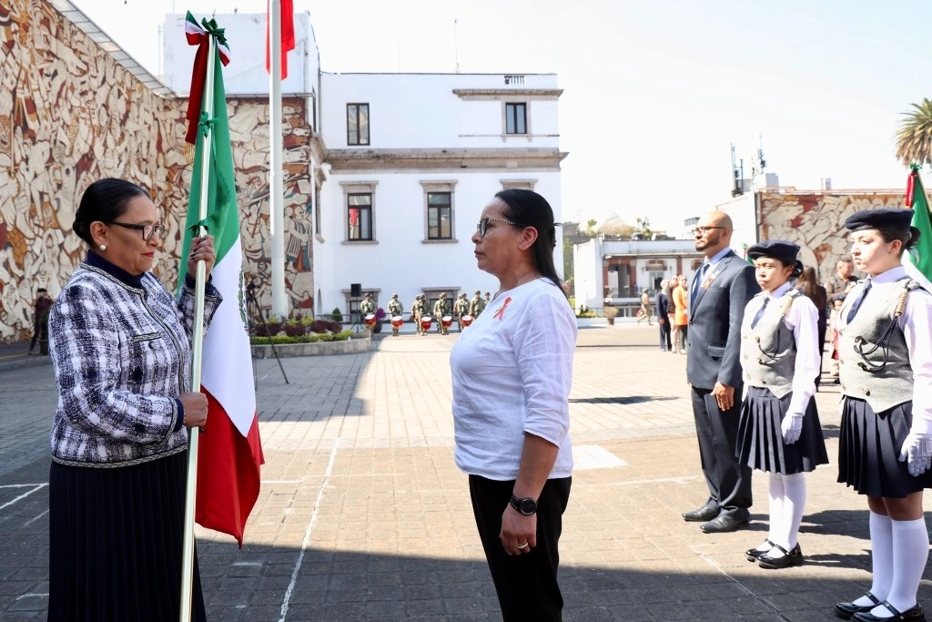 La titular de Gobernación, Rosa Icela Rodríguez (izq) durante el abanderamiento de escoltas. Foto Segob-