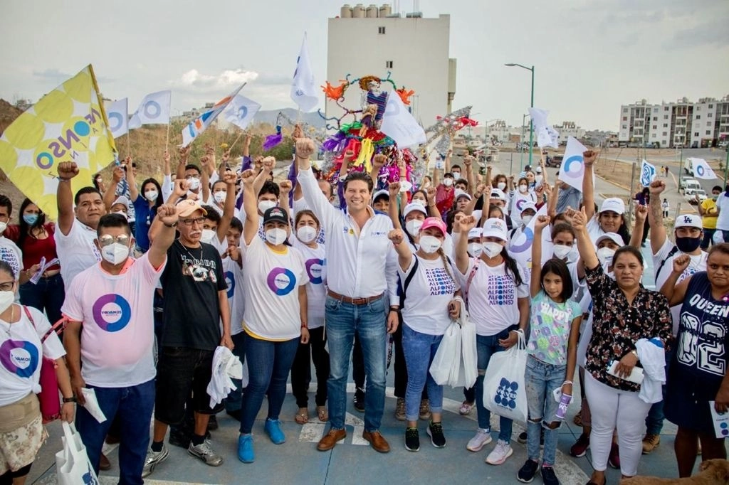 Alfonso Martínez Alcázar junto a sus simpatizantes. Foto 'La Jornada'