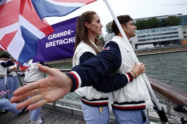El gesto sorprendió al público y a quienes seguían la ceremonia por las amplias pantallas desplegadas en puntos como la Torre Eiffel. Foto Afp