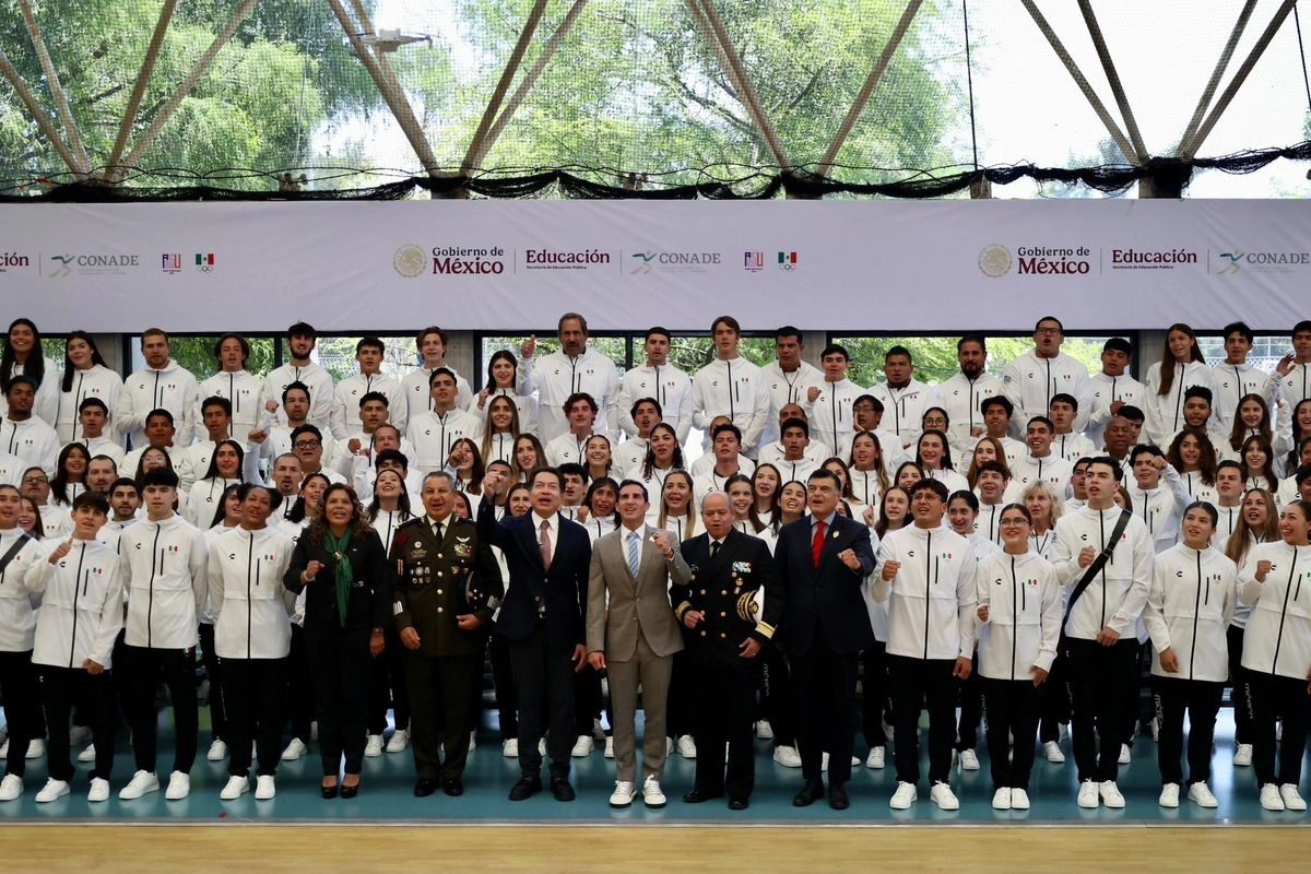 Mario Delgado, titular de la SEP; Rommel Pacheco, director de la Conade y 'Marijose' Alcalá, presidenta del COM, encabezaron el abanderamiento de la delegación mexicana que acudirá a los Juegos Panamericanos Junior Asunción 2025. Foto  