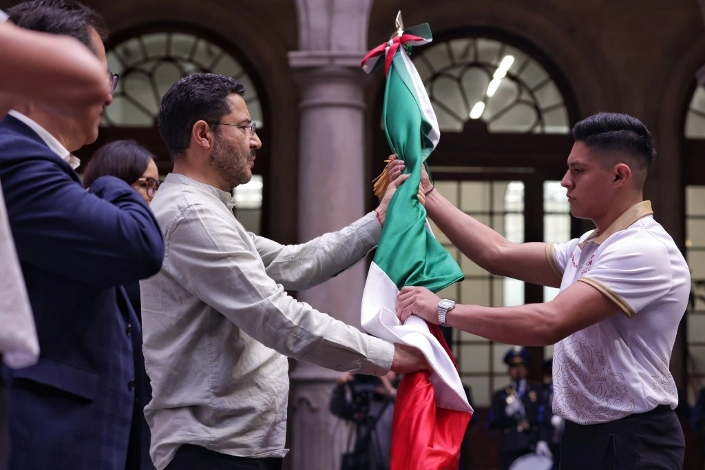 El jefe de Gobiero de CDMX, Martí Batres, abanderó a la delegación capitalina de cara a los Juegos Nacionales Conade. Foto Tomada de X @martibatres