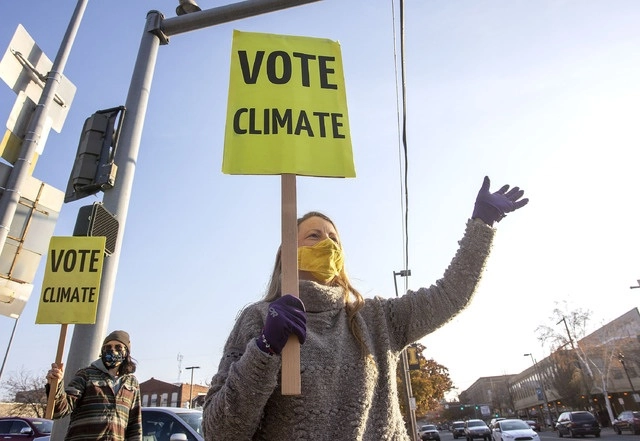 Dos activistas durante una protesta ayer en defensa del medio ambiente en Idaho, EU, en medio de la jornada electoral. Foto Ap