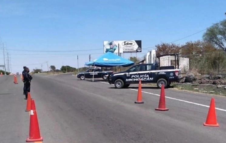 Los cuerpos se encontraban al interior de una camioneta sobre una carretera que conduce a Huetamo, municipio de Michoacán. Foto Twitter @MICHOACANSSP