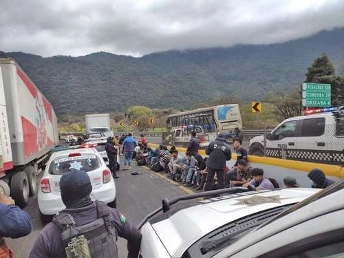 En imagen de archivo, migrantes rescatados de un tráiler en Veracruz. Foto La Jornada Veracruz