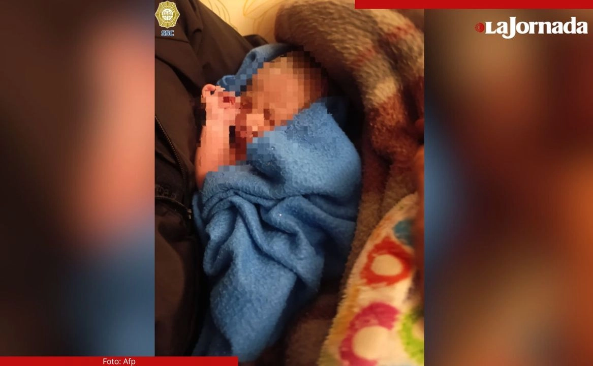 Elementos de la SSC solicitaron los servicios de emergencia, mientras que una mujer policía la cargo, arropó, arrulló, y le dio calor para mantenerla estable y que se tranquilizara. 