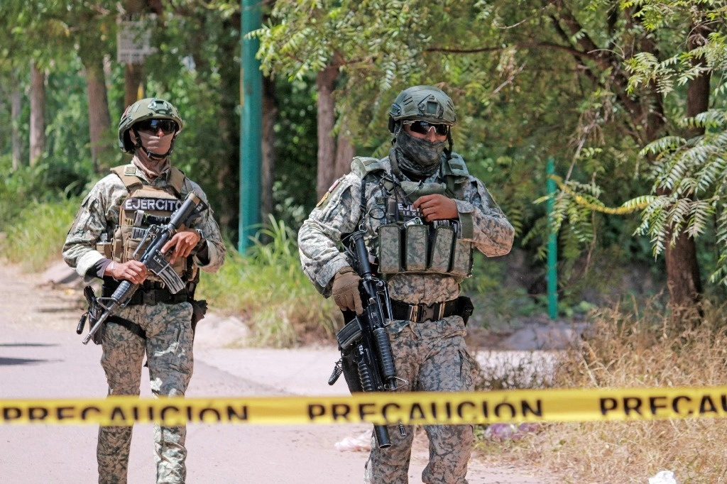 Soldados del Ejército mexicano hacen guardia mientras aseguran un área durante un operativo militar en Culiacán, Sinaloa. Foto Afp