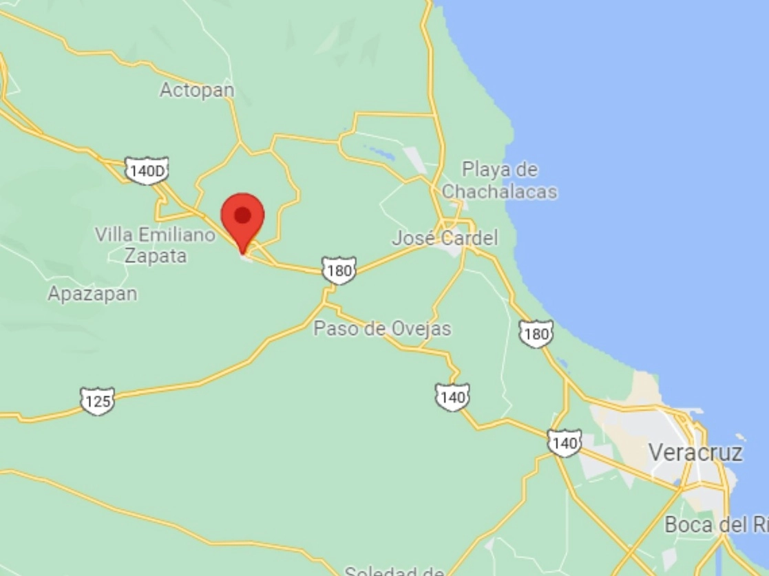 Los cuerpos, que mostraban huellas evidentes de tortura, fueron abandonados en las inmediaciones de la secundaria Técnica 157, ubicada en la colonia Rinconada, en el municipio de Emiliano Zapata en Veracruz. Foto tomada de Google Maps

