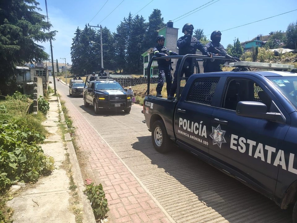 Personal de la Guardia Nacional, policía estatal y municipal arribaron a la esquina de las calles Palma Rosa y Petunias, dónde vecinos reportaron que había dos encobijados tirados en la vía pública.
