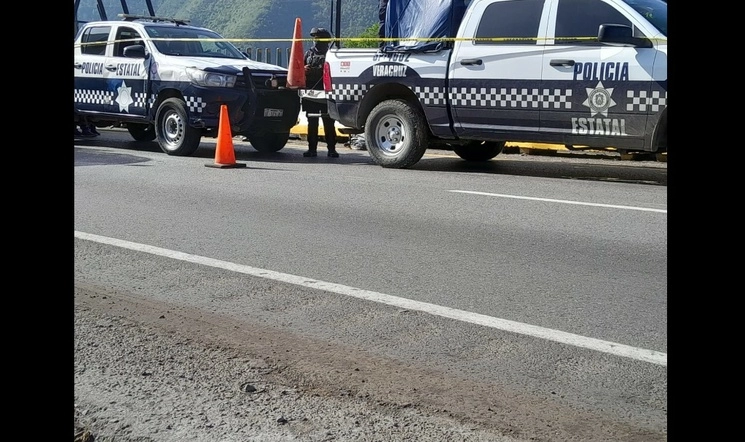 Los restos humanos fueron arrojados dentro de una bolsa en la autopista Orizaba-Puebla, a la altura del municipio veracruzano de Nogales. Foto ‘La Jornada’ 