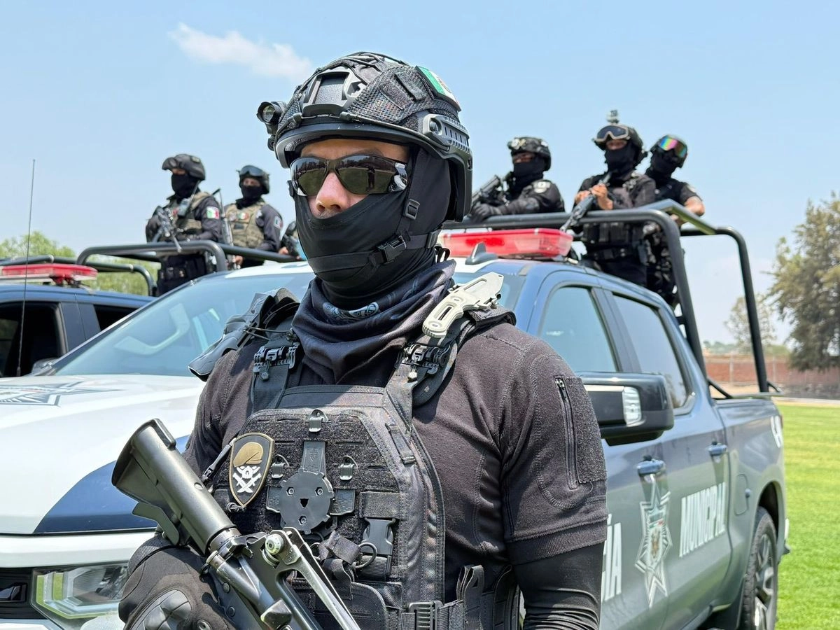 El reporte al número 911 indicaba de algunas personas inconscientes en un predio de la comunidad de Morenitos, Jalisco, a cuatro kilómetros de Zacatecas, por lo que los primeros respondientes localizaron los cuerpos de cuatro hombres y dos mujeres envueltos en cobijas y bolsas de plástico, con amarres y algunos con el rostro cubierto.